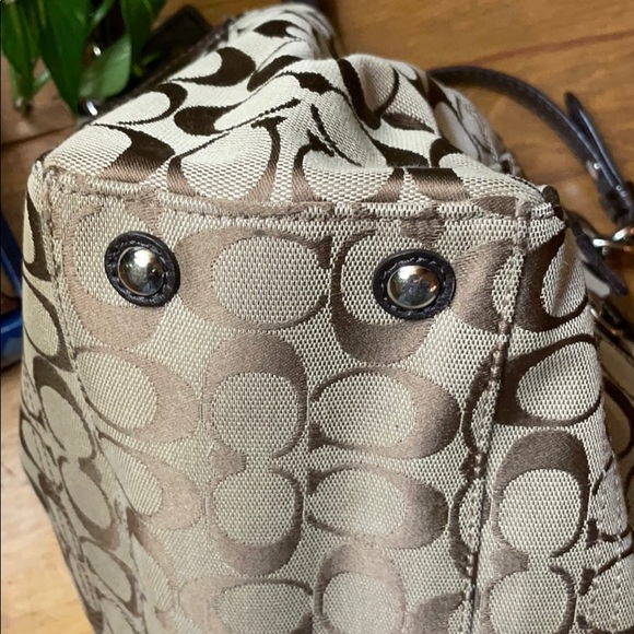 Signature Coach Brown Shoulder Bag - Picture 11 of 16